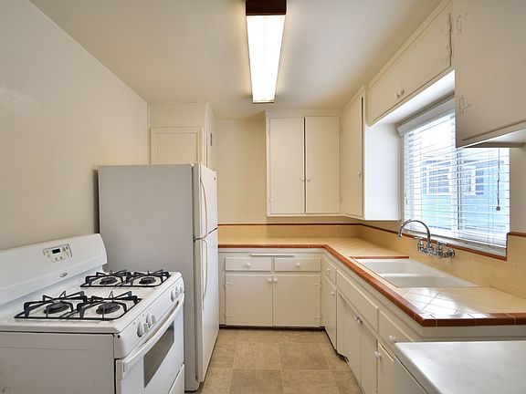 4th image of 864 Manhattan Beach Blvd #C