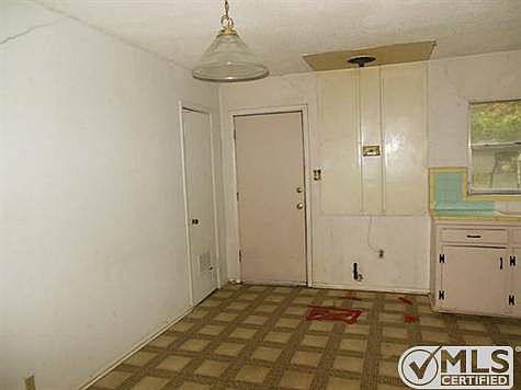 3rd image of 1821 Joyce St