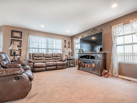 4th image of 709 Oakwood St
