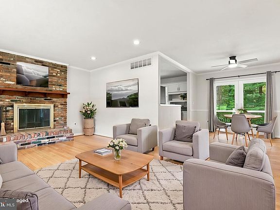 4th image of 9902 Evergreen Ave