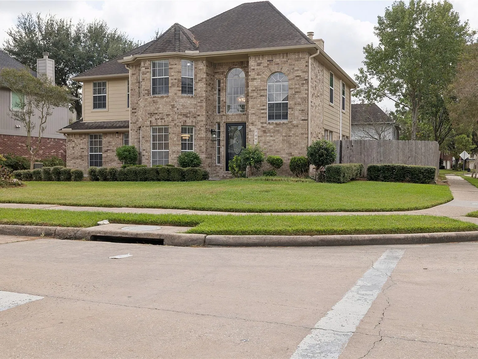 3 bed, 2.5 bath, 2596 sqft, $2,599 — Photo 2