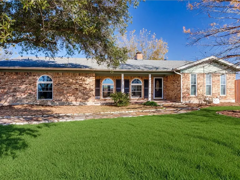 1024 W Apache Trl — Photo 7