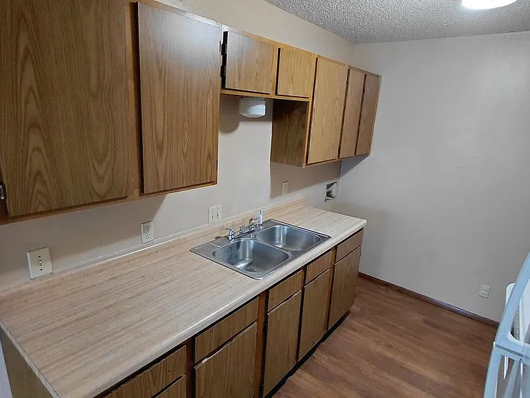 East Terrace Apts — Photo 9
