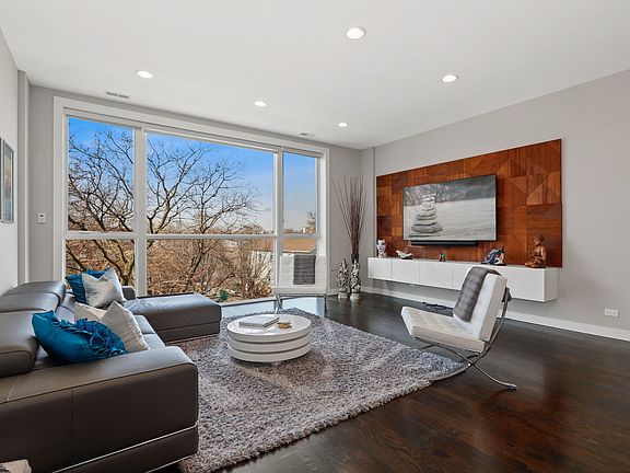 3rd image of 1415 N Artesian Ave #3