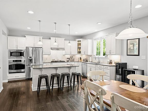 3rd image of 105 Skipjack Point Ct