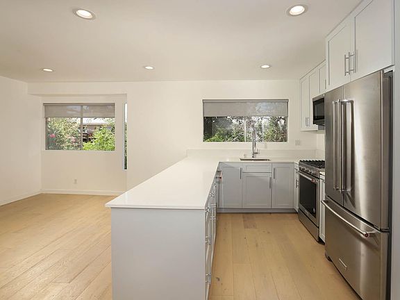 2nd image of 2147 N Beachwood Dr APT 6