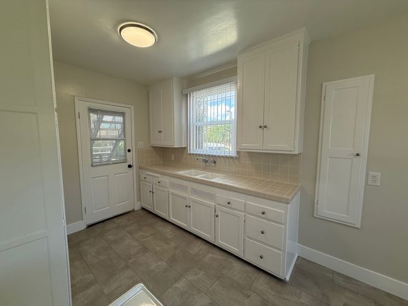 4577 1/2 E Carson St