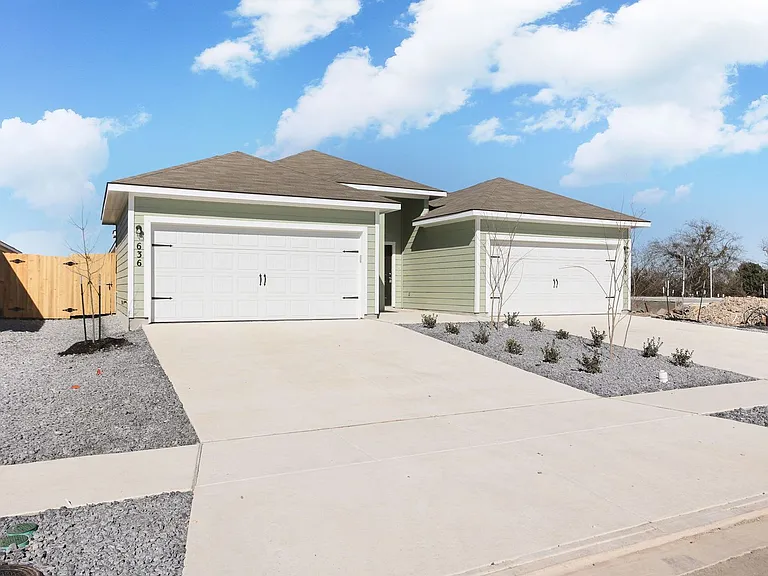 636 Heathers Way — Photo 2