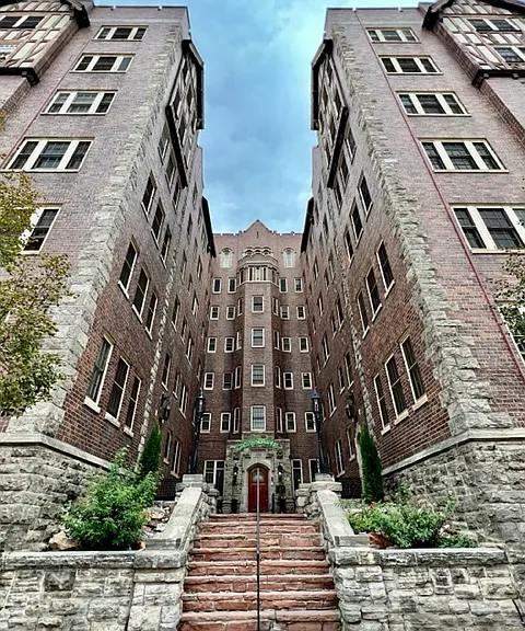Grosvenor Arms Apartments — Photo 7