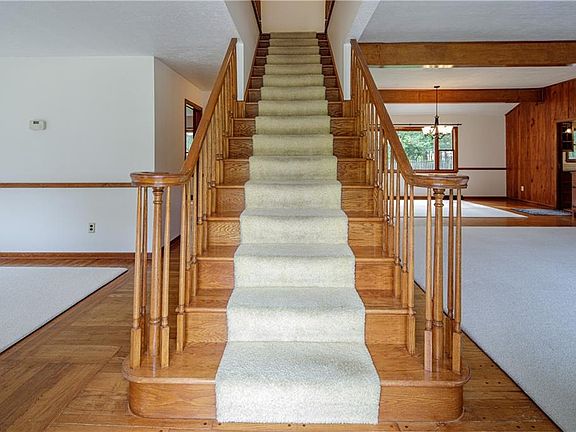 4th image of 27335 Seneca Dr