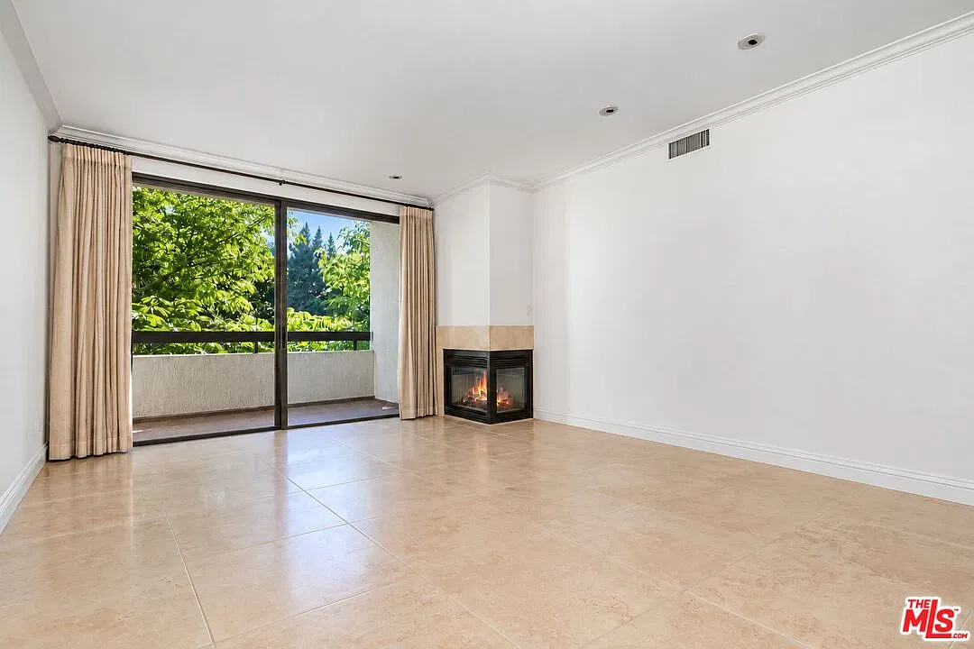 2132 Century Park Ln — Photo 2