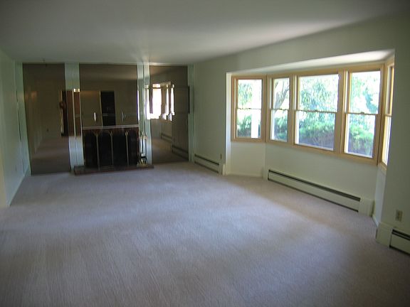 2nd image of 19 Tulip Hill Ln