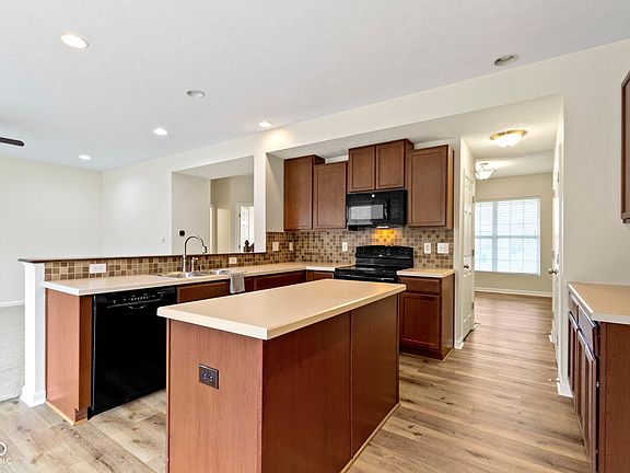 3rd image of 7351 Red Maple Dr