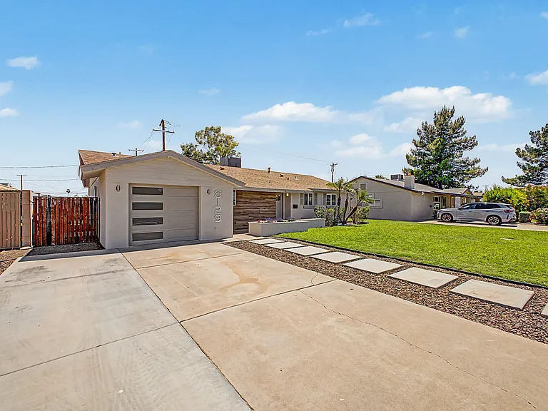 8129 E Oak St — Photo 2