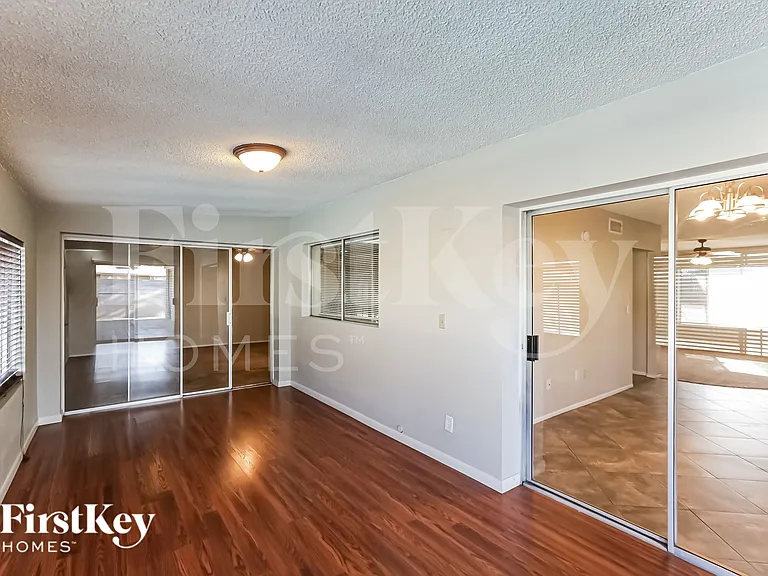 4656 W Townley Ave — Photo 8