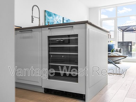 5th image of 3389 Lakeshore Rd #210