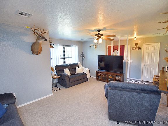 3rd image of 18185 Hilltop Cir