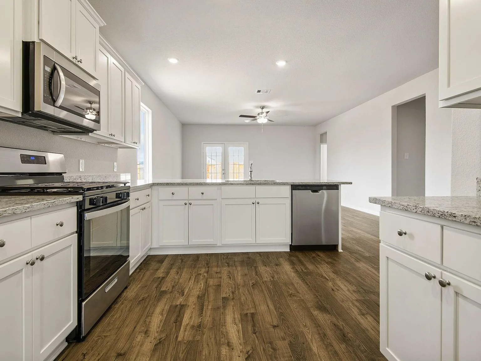 3 bed, 2.0 bath, 1552 sqft, $2,290 — Photo 3