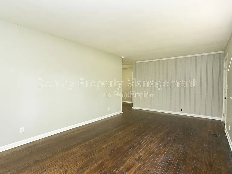 1127 Clermont Dr — Photo 4