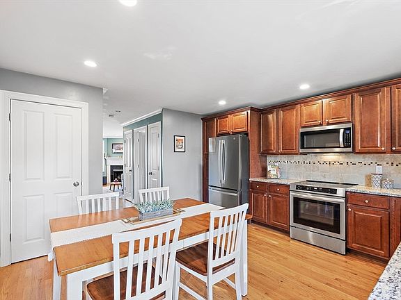 5th image of 61 Parmenter Rd #1