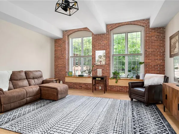 2 School St #108, Lincoln, RI 02865