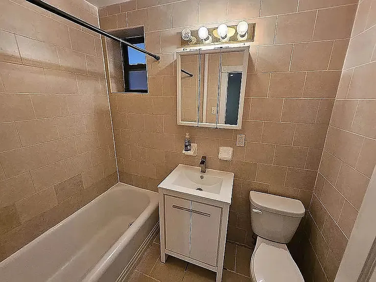 228 E 26th St #5Z — Photo 9