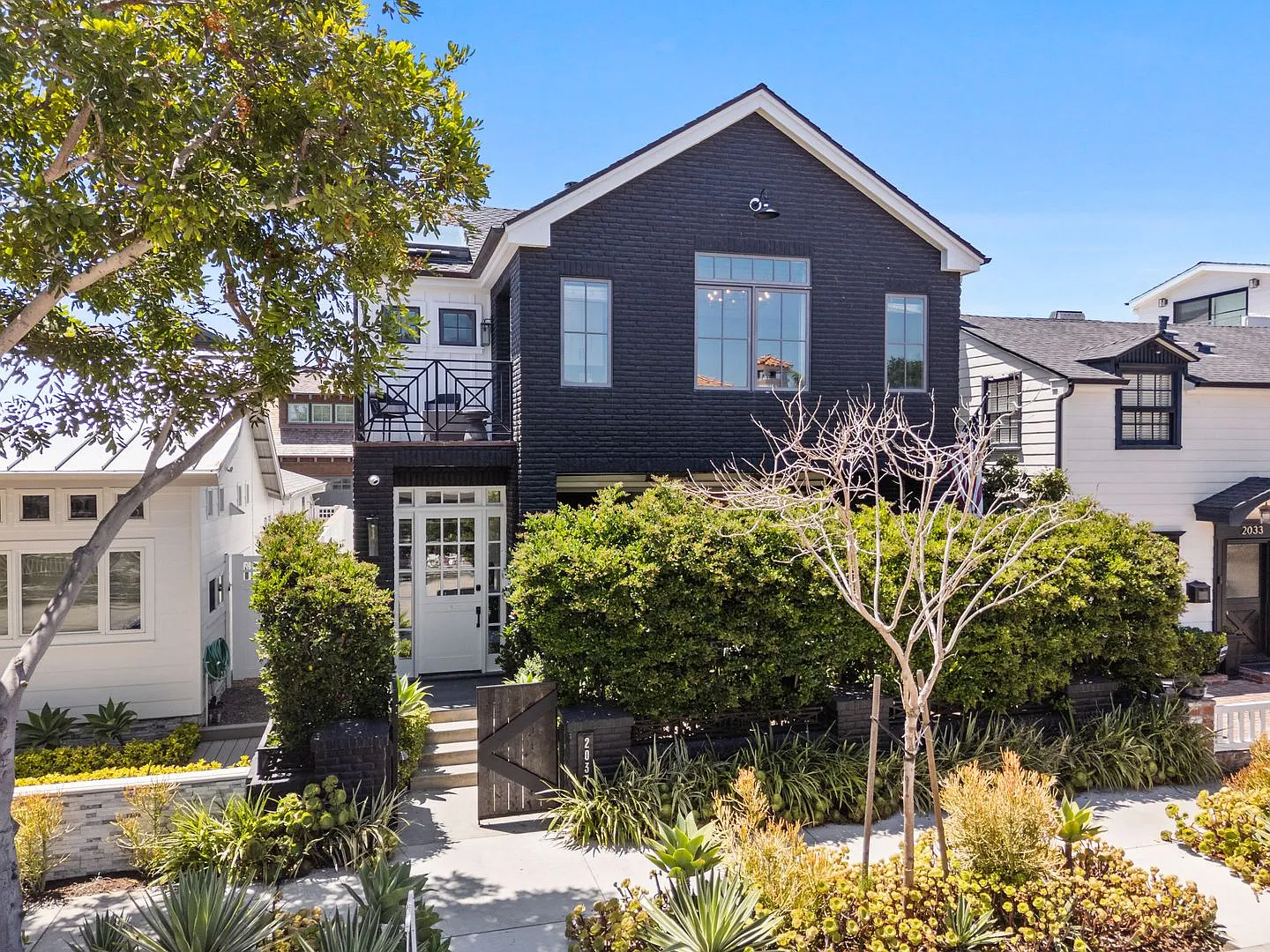 Custom Built 4 Bedroom Peninsula Point Home - Indoor/Outdoor Rooftop Deck! — Photo 2