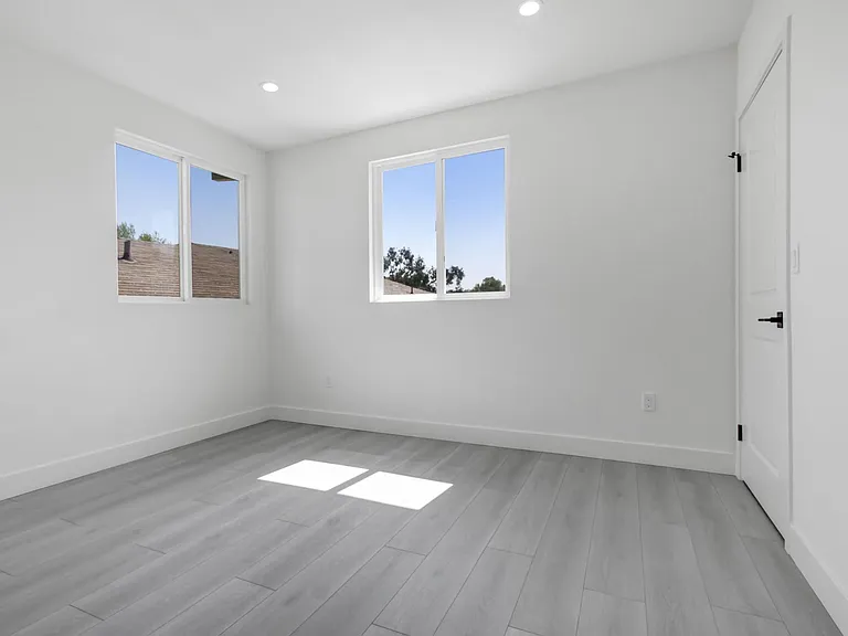 2410 1/2 Montrose Ave — Photo 5