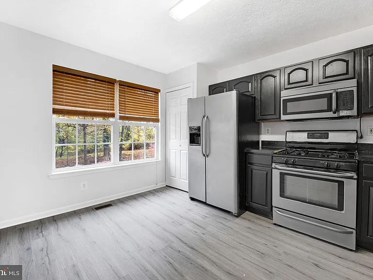 2406 Lemontree Ln — Photo 3