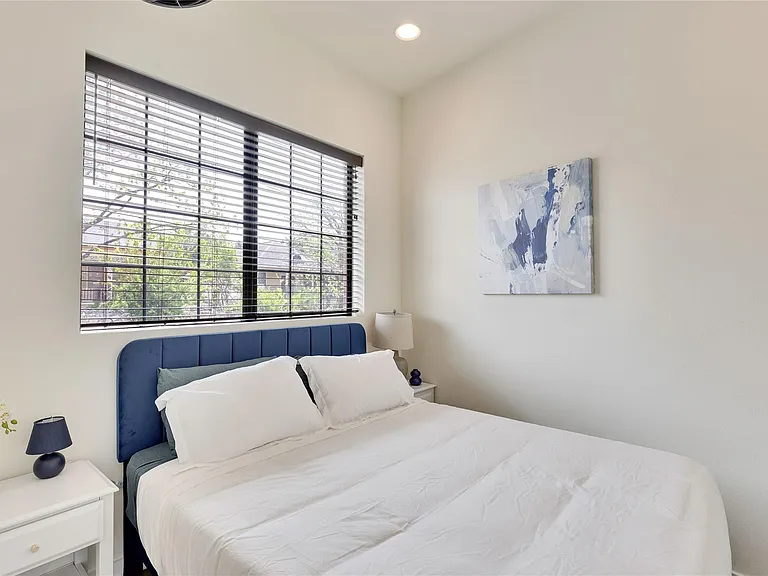 808 E Lydia St — Photo 34