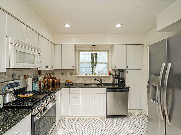 5th image of 117 Beach Channel Dr #15