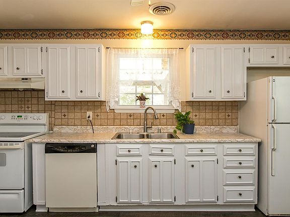 4th image of 1390 Dix Dr