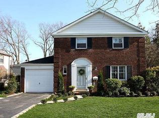 42 Wyatt Rd, Garden City, NY 11530