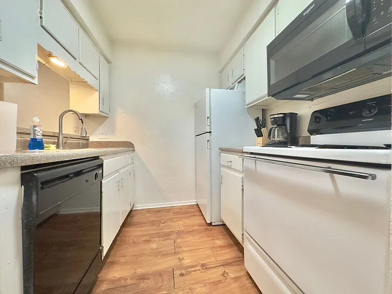 Marian Condos — Photo 82