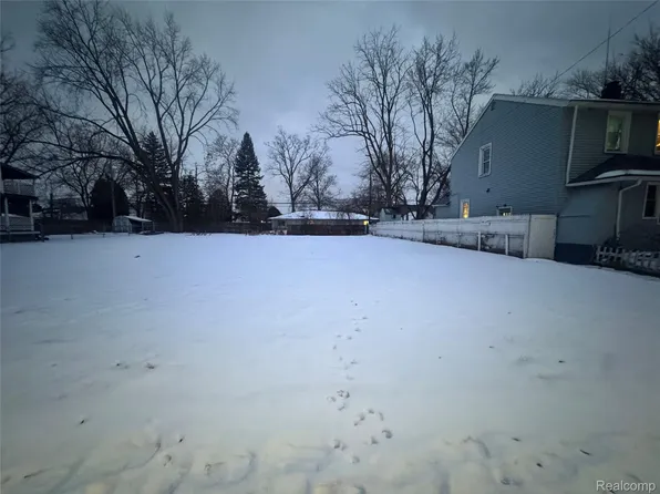 25527 New York St, Dearborn Heights, MI 48125