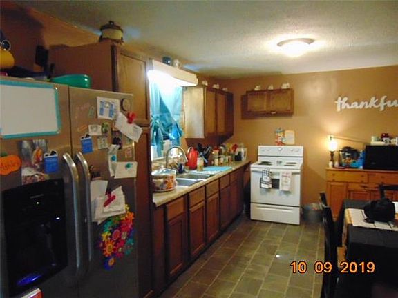 4th image of 832 Montclair Cres