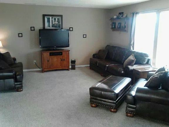 4th image of 948 Rosemary Cir
