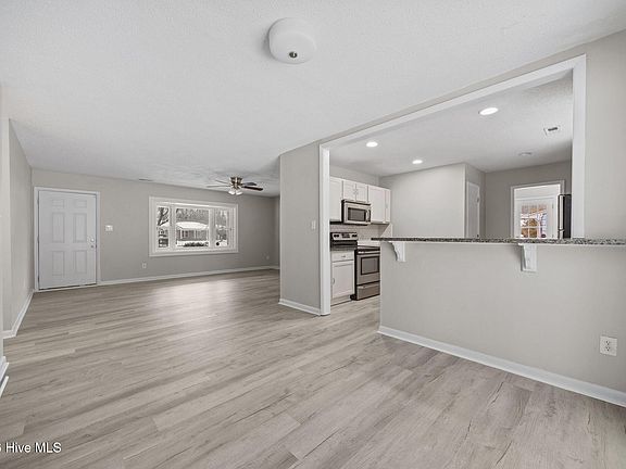 5th image of 220 White Oak Court