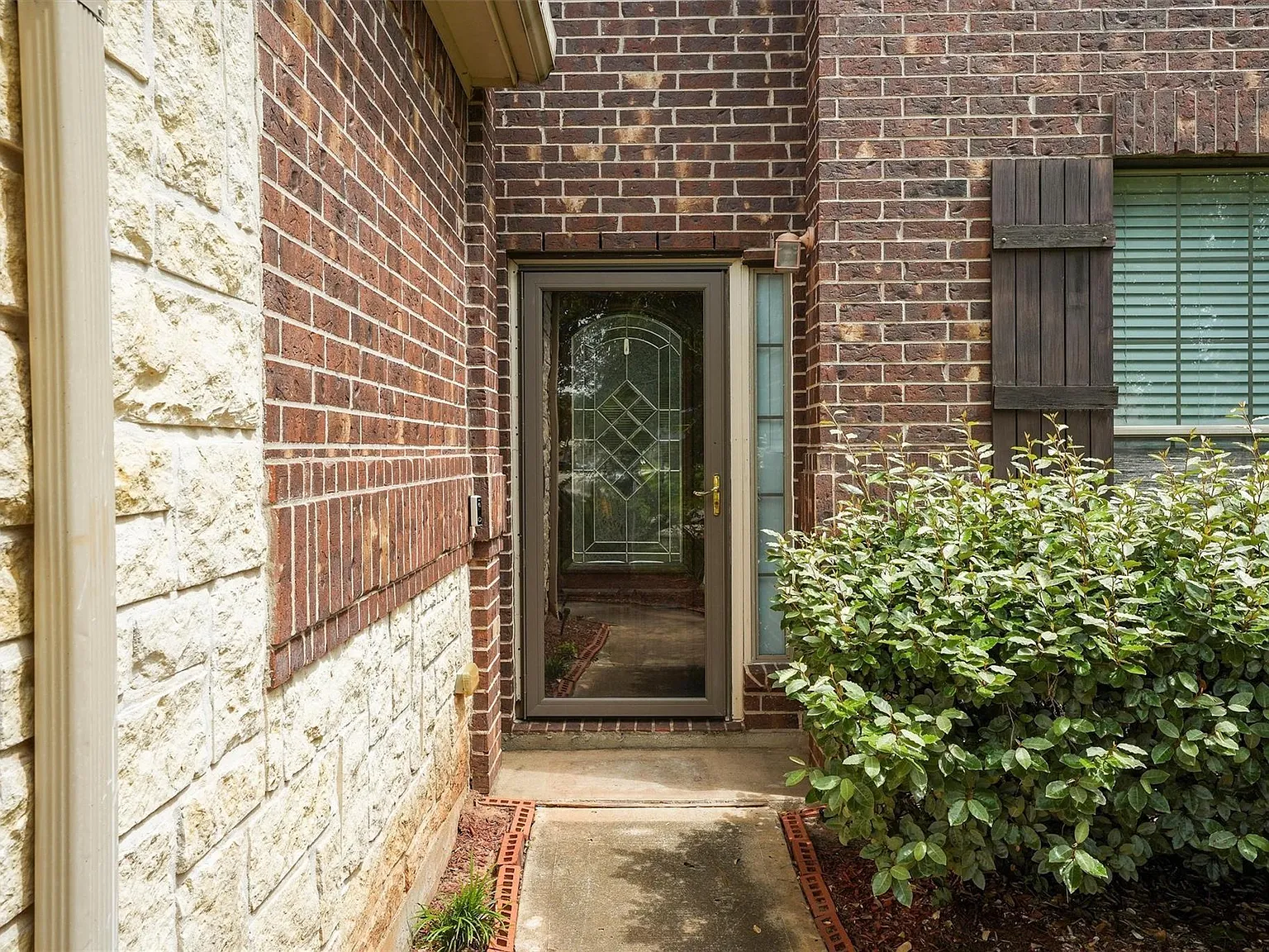 4 bed, 2.5 bath, 2415 sqft, $2,400 — Photo 2