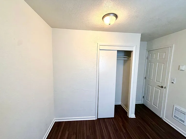 920 Winchester Ave — Photo 11