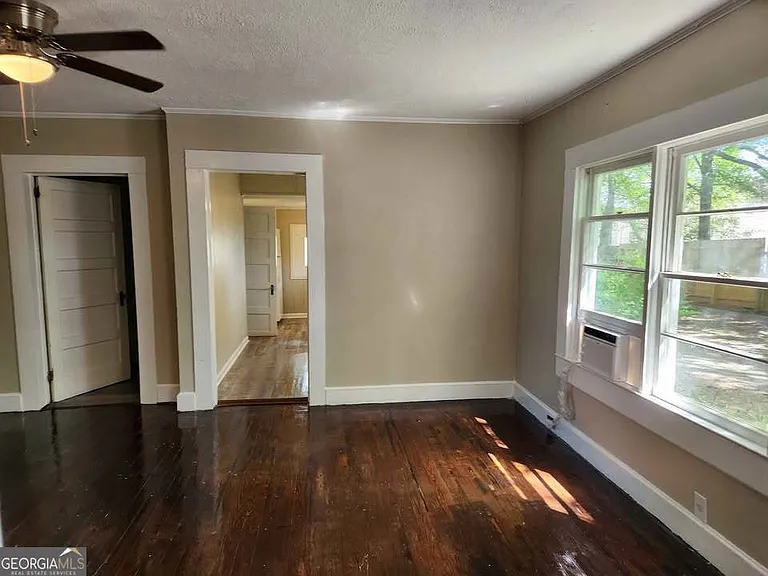 631 Davis Ave — Photo 9