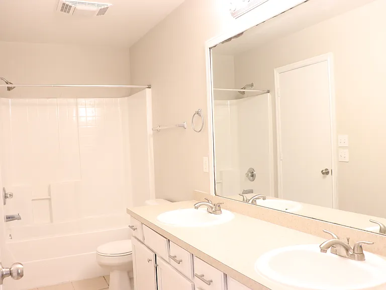 1215 Eastgate Dr — Photo 13