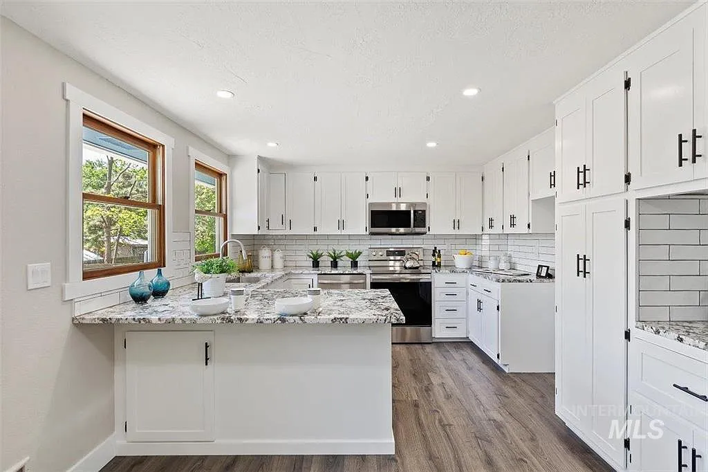 6247 W Northview St — Photo 2