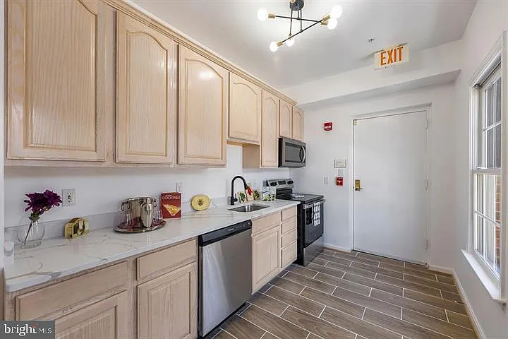 232 Main St #4 — Photo 3