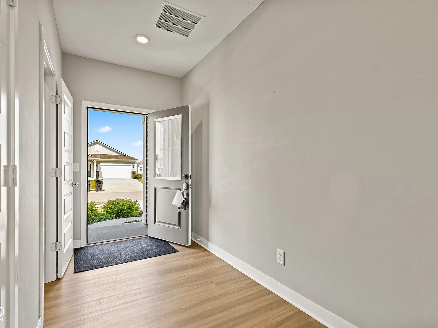 4 bed, 2.5 bath, 2011 sqft, $2,200 — Photo 3