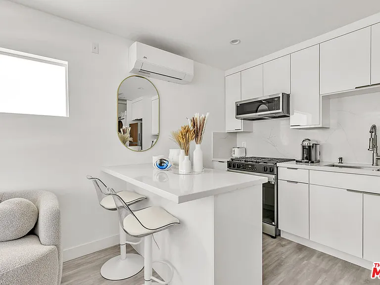 7076 Park Mnr — Photo 12