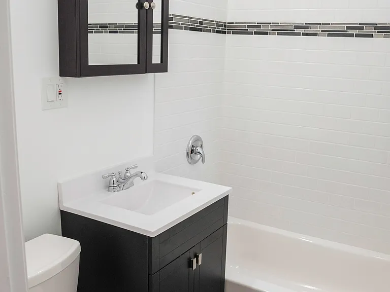 646 W Roscoe St #2 — Photo 6