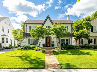 16 Village Ln, Grosse Pointe, MI 48230