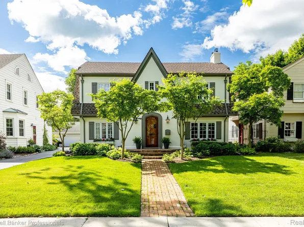16 Village Ln, Grosse Pointe, MI 48230