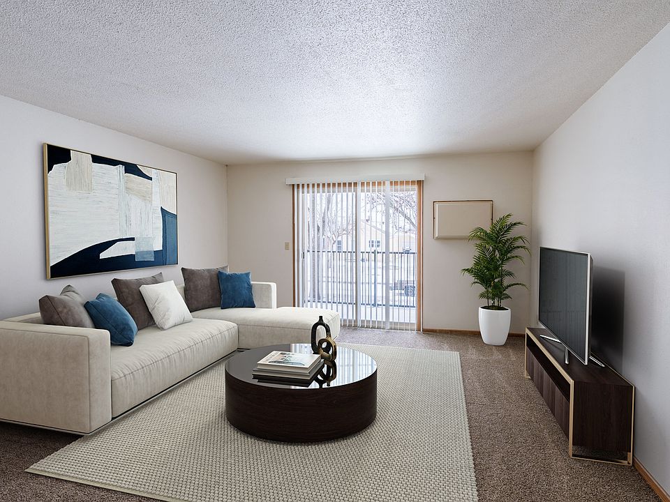 Fargo, ND Schrock Apartments | Living